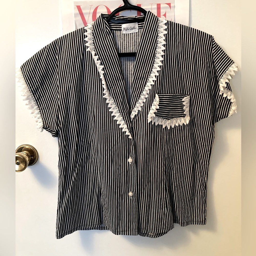 🤩2 for 20🤩 Vintage boxy striped blouse with unique lace trim